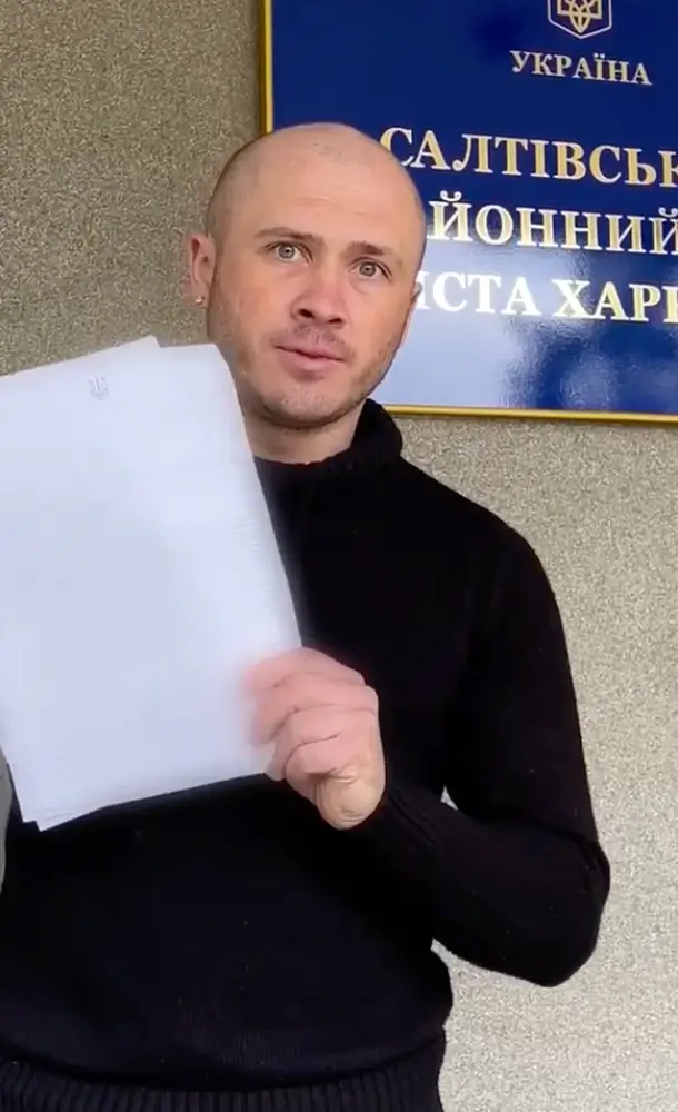Захист по ст. 130 КУпАП - водій після виграшу справи тримає документи біля Салтівського районного суду м. Харкова. Адвокати “Прасолов та Партнери”, , захист водійських прав