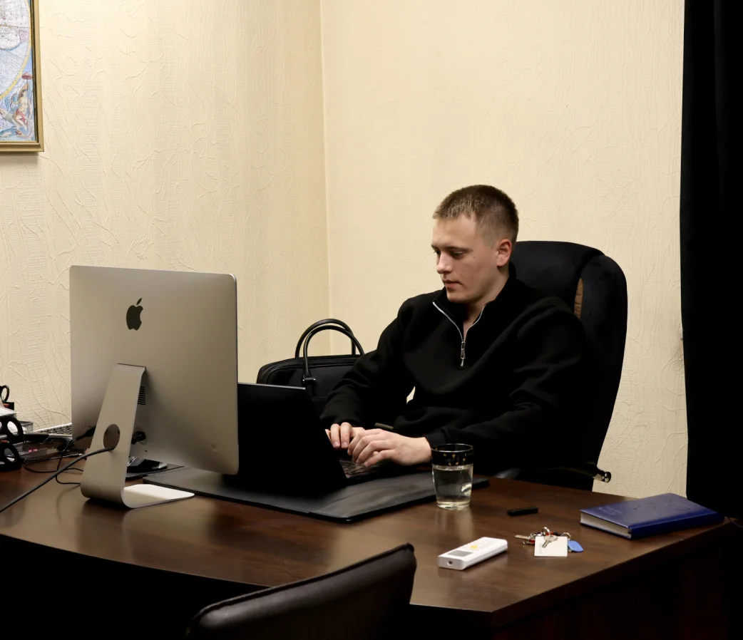 Історія адвоката ЮК "Прасолов та Партнери". Адвокат за статею 130 КУпАП "водіння в нетверезому, наркотичному стані" вивчає справу клієнта за комп'ютером у своєму кабінеті