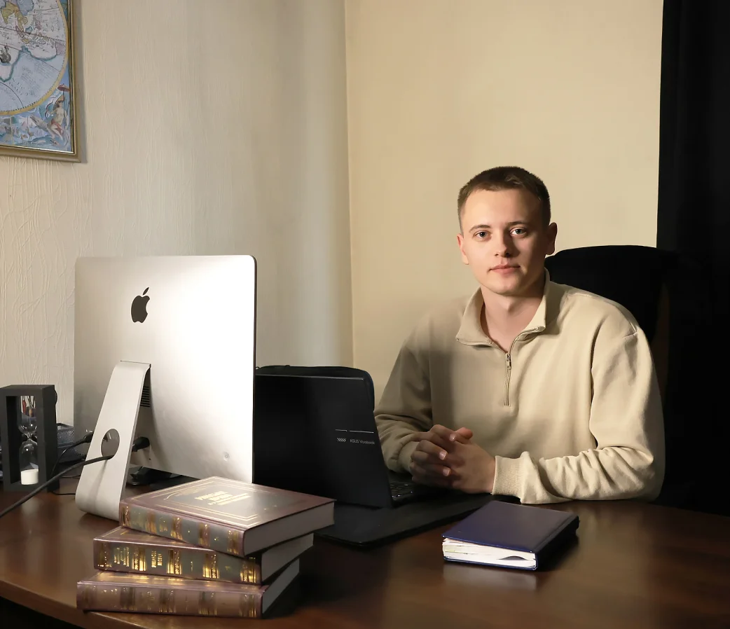 Історія адвоката ЮК "Прасолов та Партнери" який сидить в кабінеті та вивчає справу клієнта за статею 130 купап
