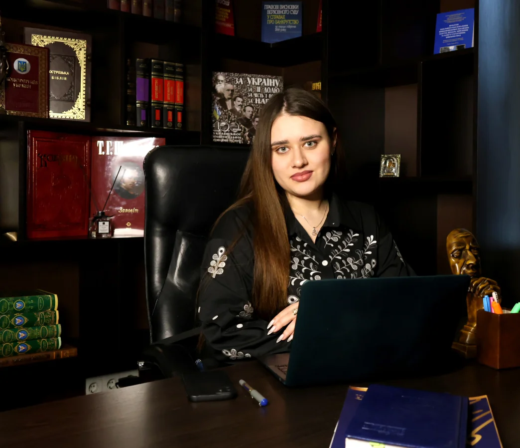 Історія адвоката жінки ЮК "Прасолов та Партнери" яка сидить в кабінеті та вивчає справу клієнта за водіння в нетверезому стані
