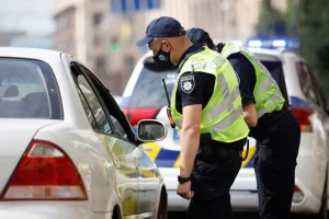 zupynka-avtomobilia-politseiskym
