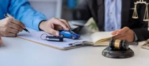 адвокат поясню права водія за статтею 130 купап, автомобіль, судійський молоток