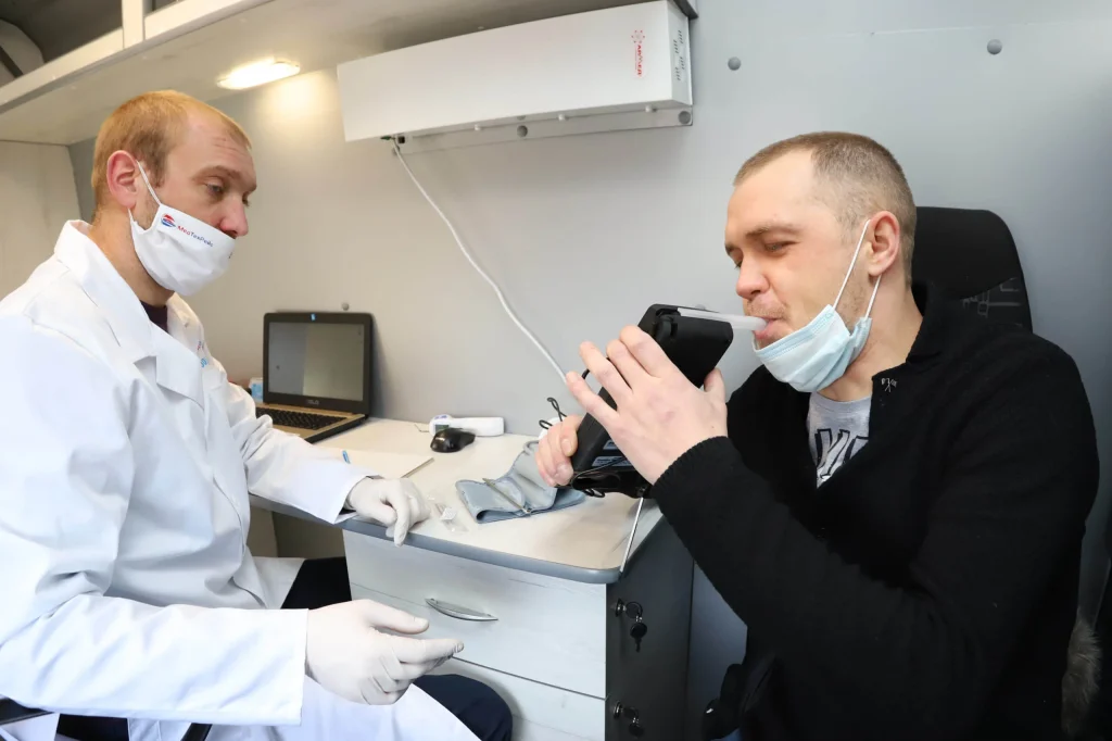 водій у медичному закладі проходить алкотест на сп'яніння