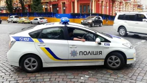 патрульна машина української поліції, адвокат 130 Прасолов та Партнери